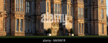 Coucher de soleil sur l'élévation ouest et le Golden Gate, Burghley House, manoir élisabéthain Cambridgeshire, Angleterre, RU Banque D'Images