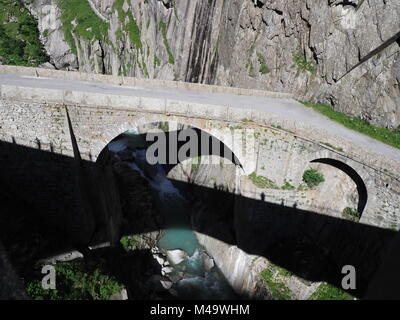 Teufelsbruecke alpins du Saint-Gothard, Devil's Road au-dessus de la rivière Reuss près de Andermatt ville suisse, les paysages des montagnes rocheuses en paysage 201 Banque D'Images