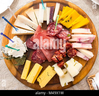 Assiette de fromage et de salami sicilien vu dans Ragusa Banque D'Images