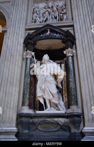 Une statue en marbre disciple de Jésus l'apôtre saint Jacques le Majeur par Rusconi dans la Basilique di San Giovanni in Laterano à Rome Banque D'Images