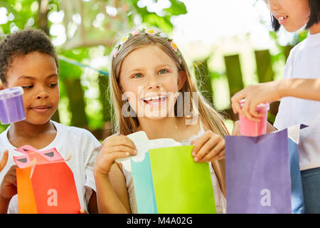 Happy girl est heureux de présenter sur l'anniversaire de childrens Banque D'Images