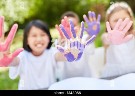 La peinture de façon ludique les enfants avec les peintures au doigt sur l'un des anniversaires Banque D'Images