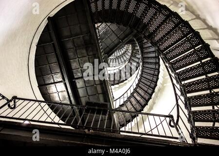 Escalier en spirale vers le haut du phare de l'île de chasse Banque D'Images