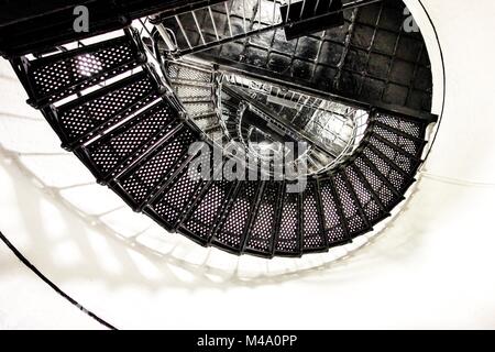 Escalier en spirale vers le haut du phare de l'île de chasse Banque D'Images