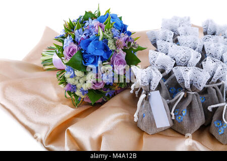 Bouquet de mariage un tissu doré isolé sur fond blanc Banque D'Images