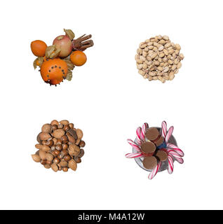 Goodies de Noël des cannes de bonbon de chocolat fruits noix brutes isolated on white Banque D'Images