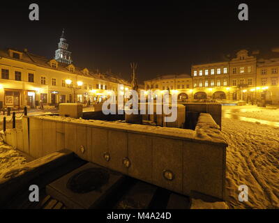 BIELSKO-BIALA, POLOGNE EUROPE sur Décembre 2017 : place principale de centre-ville historique avec de vieux bâtiments, lampadaires et tour de la cathédrale Saint-Nicolas Banque D'Images