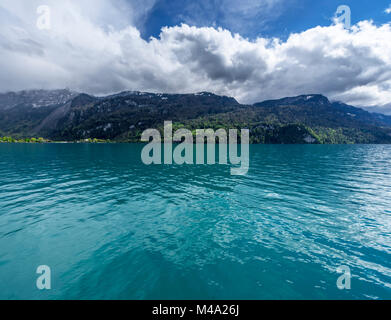 Les eaux turquoise du lac de Brienz lors d'une journée ensoleillée. Canton de Berne, Suisse Banque D'Images