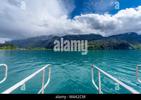 Les eaux turquoise du lac de Brienz lors d'une journée ensoleillée. Canton de Berne, Suisse Banque D'Images