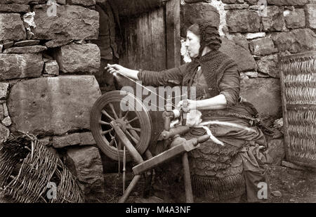 C.1880 s'Écosse - femme filage de la laine sur un rouet Banque D'Images