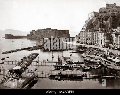 C.1870 Italie Naples - vue sur le port et le château Banque D'Images