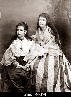 C. 1890 - Chili - deux jeunes femmes chiliennes en robes fleuries Banque D'Images