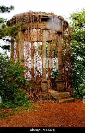 Gazebo argent Crimée Ai-Petri Rocky Mountain Peak Banque D'Images