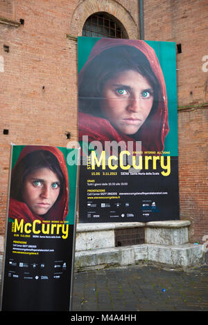 Deux affiches publicité une exposition des photographies de Steve McCurry, Piazza del Duomo, Sienne, Toscane, Italie Banque D'Images