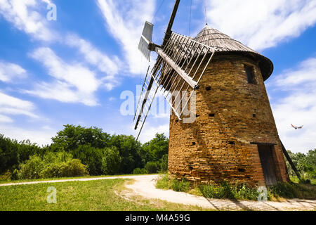 Moulin à vent historique près de l'aéroport, Toulouse, France Banque D'Images