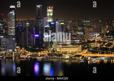 Centre-ville de Singapour reflète dans la rivière Banque D'Images