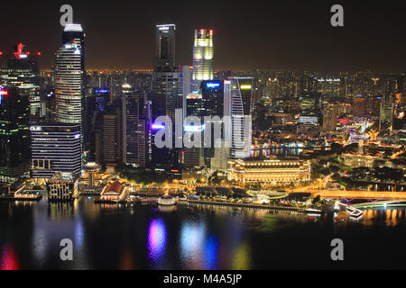 Centre-ville de Singapour reflète dans la rivière Banque D'Images