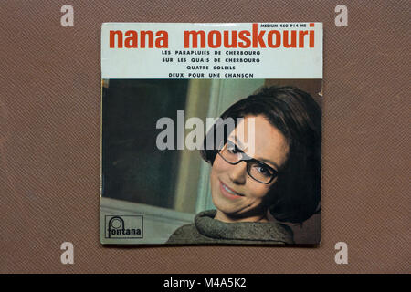 "Les Parapluies de Cherbourg ' 45tr/min seul enregistrement (1964) de Nana Mouskouri Banque D'Images
