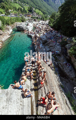 Les gens de baignade sur les rochers à Verzasca,près de Lavertezzo,Verzascatal,Valle Verzasca, Canton du Tessin, Suisse Banque D'Images