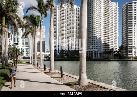 Les gens qui marchent le long du bord de mer en centre-ville de Brickell, Miami, Floride, USA Banque D'Images