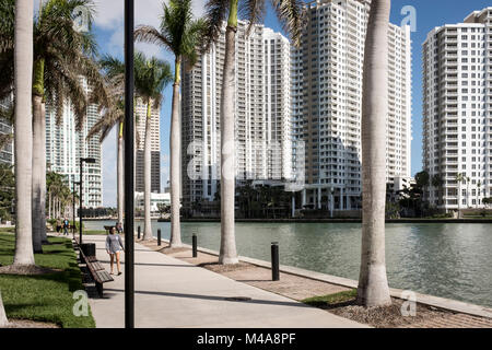 Les gens qui marchent le long du bord de mer en centre-ville de Brickell, Miami, Floride, USA Banque D'Images