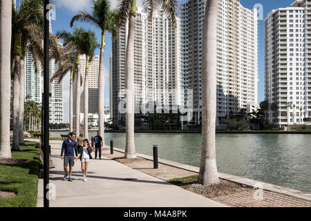 Les gens qui marchent le long du bord de mer en centre-ville de Brickell, Miami, Floride, USA Banque D'Images