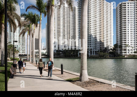 Les gens qui marchent le long du bord de mer en centre-ville de Brickell, Miami, Floride, USA Banque D'Images