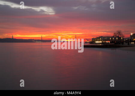 Lisbonne (Portugal) - Vue sur la rivière Tejo dans le coucher du soleil Banque D'Images