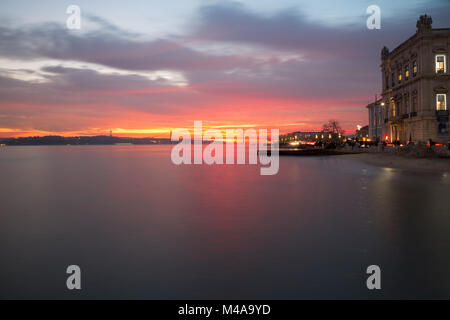 Lisbonne (Portugal) - Vue sur la rivière Tejo dans le coucher du soleil Banque D'Images