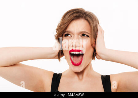 Portrait d'une jeune fille furieuse hurlant isolated over white background Banque D'Images