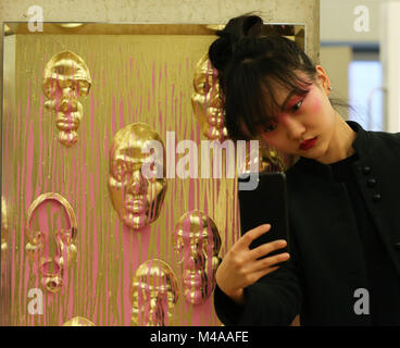 Deux cents étudiants en art à partir de la Central Saint Martins (Université des Arts de Londres) crée Studio complexe au Tate Modern de turing l'espace en ateliers d'artistes, ce qui rend le film, sculptures et installations. La galerie s'ouvre au public le 15 janvier 2018 et les membres du public peuvent prendre part à un large éventail d'art pratique l'activité. Doté d''atmosphère : où : London, Londres, Royaume-Uni Quand : 15 Jan 2018 Credit : WENN.com Banque D'Images