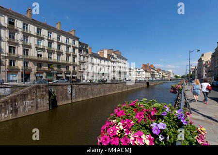 Rennes (Bretagne, nord-ouest de la France) : immeubles le long de la Vilaine dans le centre-ville, et "quais quais Chateraubriand". (Pas disponible pour po Banque D'Images