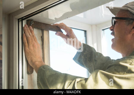 Carpenter fait lors de l'installation de la fenêtre de mesure Banque D'Images