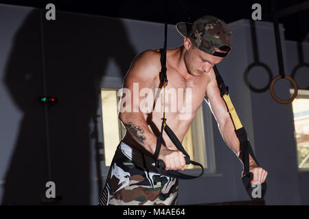 Formation TRX. Instructeur Crossfit au gym faire Excersise TRX. Banque D'Images