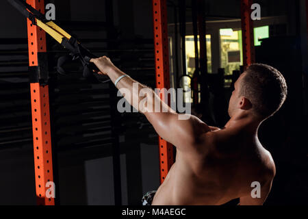 Formation TRX. Instructeur Crossfit au gym faire Excersise TRX. Banque D'Images