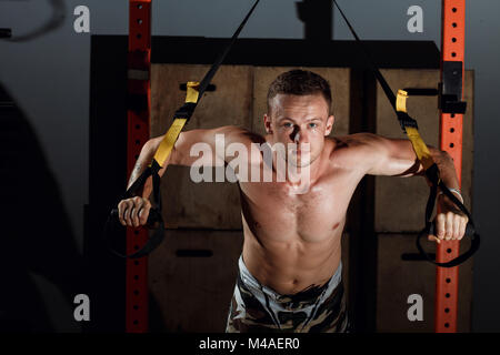 Formation TRX. Instructeur Crossfit au gym faire Excersise TRX. Banque D'Images