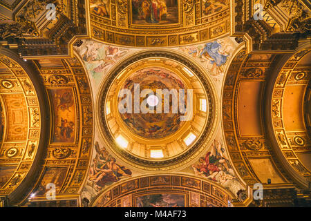 ROME - 3 août : un plafond décoré avec des icônes dans l'église du Gesù, le 3 août 2017 à Rome, Italie Banque D'Images