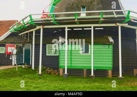 Man painting moulin Zaanse Schans, un village près de Zaandijk dans la municipalité de Zaanstad, Hollande du Nord, Pays-Bas. Banque D'Images