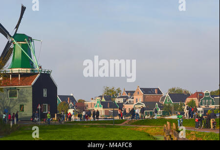 De Huisman un plan octogonal moutarderie Zaanse Schans, un village près de Zaandijk dans la municipalité de Zaanstad, Hollande du Nord, Pays-Bas. Banque D'Images