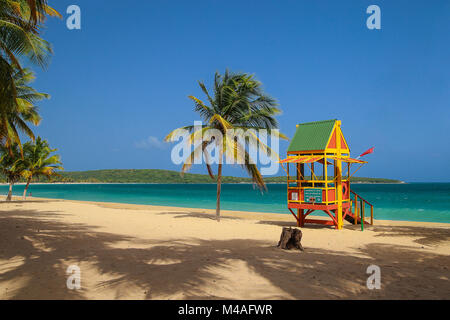 Jour de sable sur Sun Bay Beach à Vieques, Puerto Rico. Cette cabane de sauveteur est de protéger les vacanciers provenant de l'belles eaux. Banque D'Images