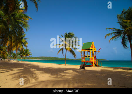 Jour de sable sur Sun Bay Beach à Vieques, Puerto Rico. Cette cabane de sauveteur est de protéger les vacanciers provenant de l'belles eaux. Banque D'Images