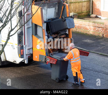 Un collecteur de refuser le chargement d'une case pleine sur le mécanisme de levage à l'arrière d'un camion Banque D'Images