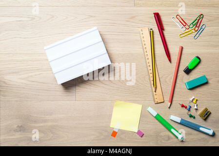 Blank.jpg avec copie espace pour la rédaction d'un message se trouvant sur office 24 avec stylo, crayon, un surligneur et la règle qu'une télévision pondre de bird's eye view Banque D'Images