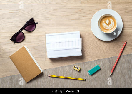 Blanc vierge.jpg avec copie espace pour la rédaction d'un message se trouvant sur office bureau avec ordinateur télévision pondre de bird's eye view Banque D'Images