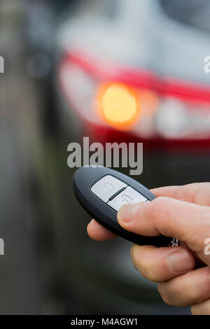 Pilote de l'activation du système de sécurité de voiture avec porte-clé Banque D'Images