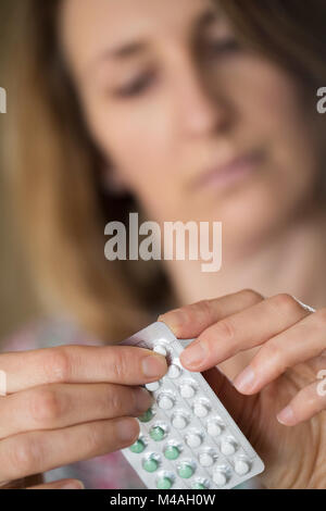Femme mature prenant HRT Médicaments pour les symptômes de la ménopause Banque D'Images