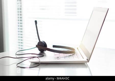 Help desk, le service client, l'assistance téléphonique ou d'un centre d'appel gratuit. Casque sur ordinateur portable. Conférence appel vidéo ou de télémarketing. Banque D'Images