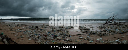 Bali, Indonésie - 19 décembre 2017 : Les ordures sur la plage, la pollution de l'environnement à Bali Banque D'Images