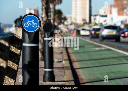 Voie cyclable et signer le long du front de mer, à Southend sur l'Essex. Banque D'Images