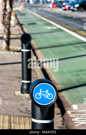 Voie cyclable et signer le long du front de mer, à Southend sur l'Essex. Banque D'Images